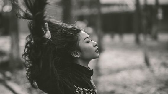 黑色圆领长袖衬衫中女性的灰度