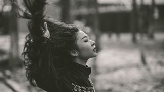 黑色圆领长袖衬衫中女性的灰度