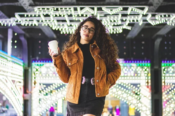 微笑的女人拿着一次性杯子