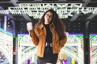 微笑的女人拿着一次性杯子