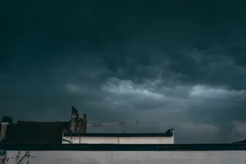 阴天下的黑白建筑