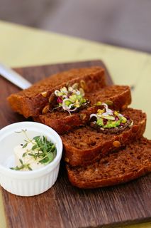 绿色配料切片面包