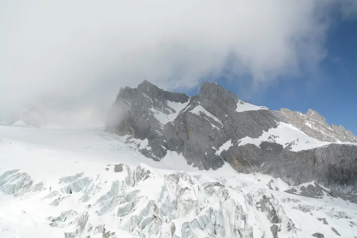 玉龙雪山，风光秀丽，峰峦叠嶂，雪域绵绵，寒气凛冽，冬日绵绵，山清水秀，天生丽质