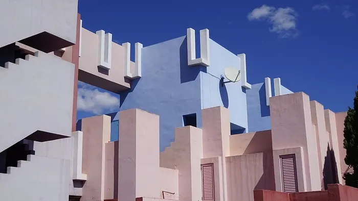 白天的粉色和蓝色混凝土建筑