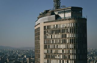 灰白色高层建筑