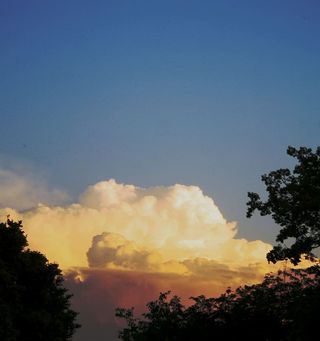 云，积云，白色，浅色，蓬松的，大的，白色，浅色，蓝天