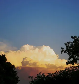 云，积云，白色，浅色，蓬松的，大的，白色，浅色，蓝天