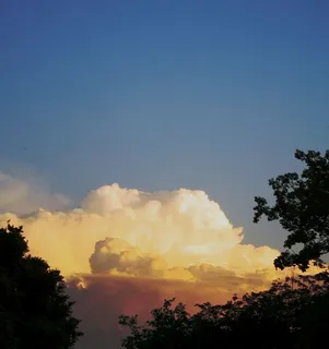 云,积云,白色,浅色,蓬松的,大的,白色,浅色,蓝天 云,积云,白色,浅色,蓬松的,大的,白色,浅色,蓝天
