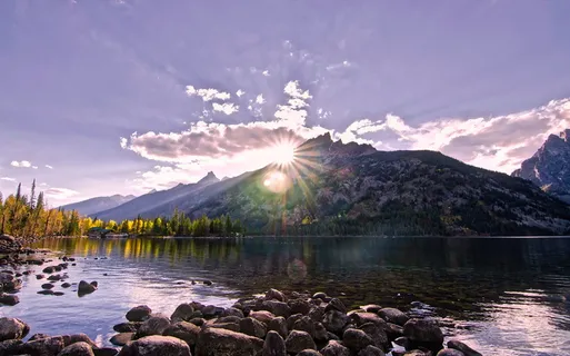 夜空映衬下的群山湖景 夜空映衬下的群山湖景