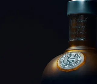 灰色瓶子，瓶子，酒精，灯，饮料，饮料，商标，徽标