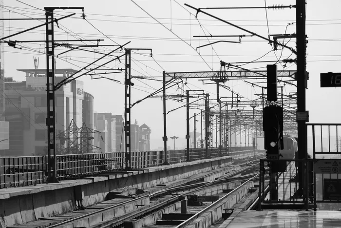 火车站灰度照片