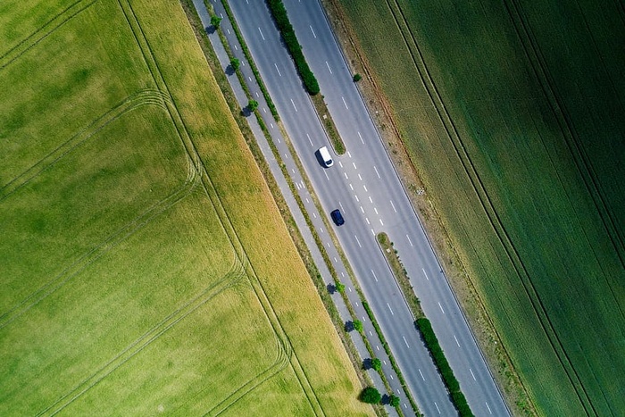 夏季野外公路鸟瞰图