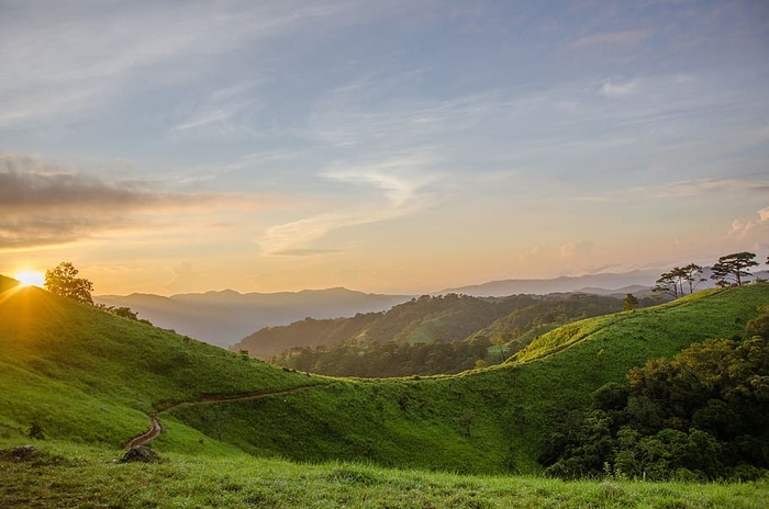 绿色，山脉，白天，天空，树木，夜晚，自然，风景