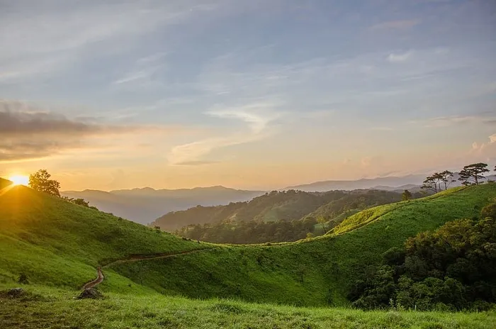 绿色，山脉，白天，天空，树木，夜晚，自然，风景