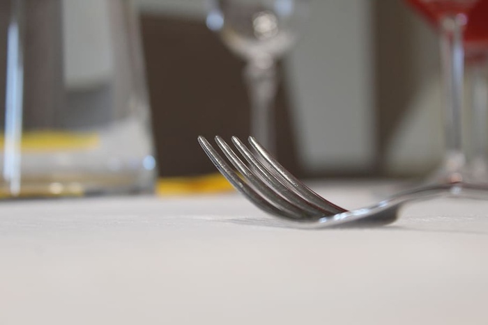 叉子、餐具、糖果、食品、糖果、餐食、菜肴、家具