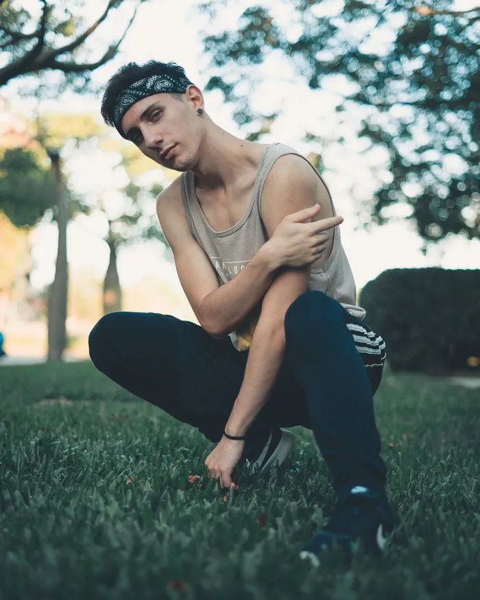 男人蹲在绿草上