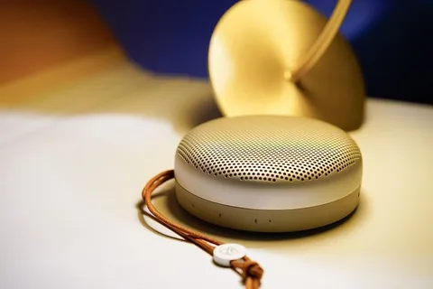 白色表面的灰色便携式扬声器