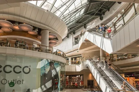 混凝土建筑内部、楼梯、购物中心、商店、购物中心、基尔切、皇冠、波兰 混凝土建筑内部、楼梯、购物中心、商店、购物中心、基尔切、皇冠、波兰