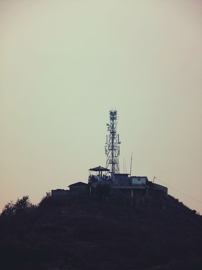 不锈钢，钢塔，高山，白色，混凝土，房屋，平静，天空