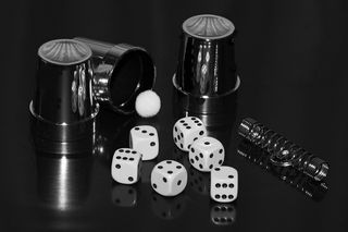 六、黑白骰子玩具、魔方、帽子戏法、球、杯、猜、谜