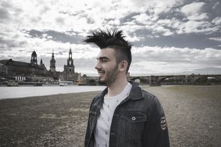 站在露天区域的男子