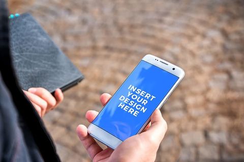 街头商人手中的现代白色智能手机的PSD模型