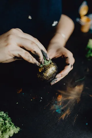 画复活节彩蛋的女人