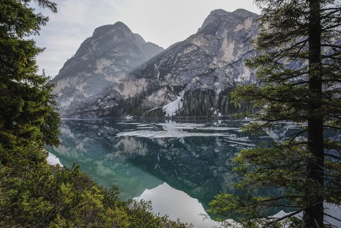 水体附近的山脉全景照片