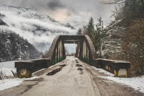 灰色,混凝土,桥,雪,覆盖,山,寂静,雾 灰色,混凝土,桥,雪,覆盖,山,寂静,雾