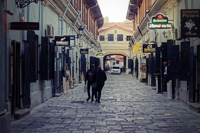 两个人走在街上