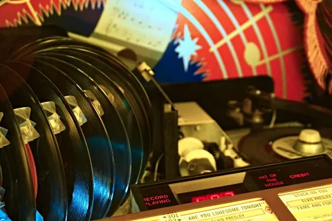 播放器附近的乙烯基唱片集 播放器附近的乙烯基唱片集