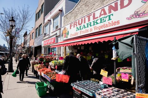 人们走在商店附近的街道上