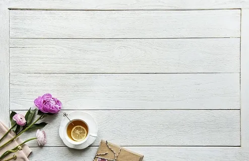 白色陶瓷杯旁的粉色花朵 白色陶瓷杯旁的粉色花朵