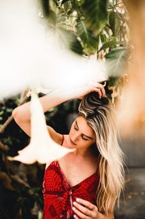 树下女人的选择性聚焦摄影