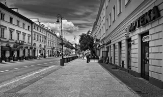 带建筑物道路的灰度照片