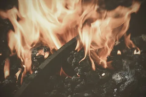 点燃的篝火,火,火焰,人,人,篝火,锻炉,煤 点燃的篝火,火,火焰,人,人,篝火,锻炉,煤