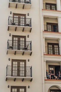 白天的白色混凝土建筑