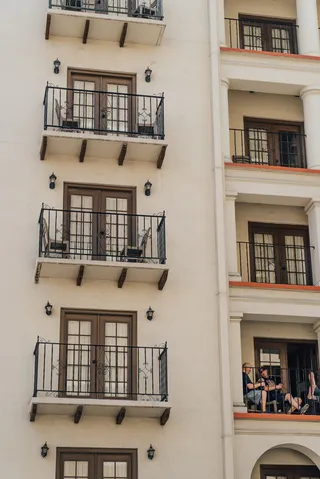 白天的白色混凝土建筑