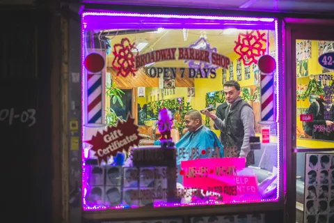 手持理发器的男子