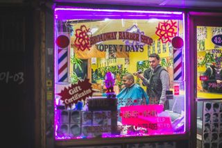 手持理发器的男子