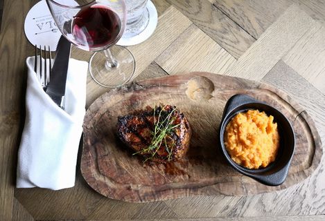 牛排、晚餐、里脊肉、食品和饮料、食品、餐桌、新鲜度、玻璃