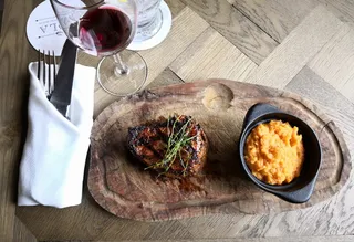 牛排、晚餐、里脊肉、食品和饮料、食品、餐桌、新鲜度、玻璃