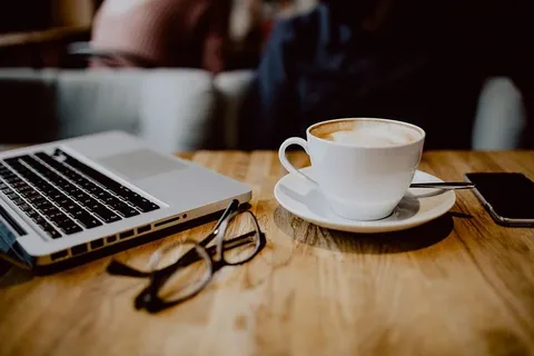 在咖啡馆的桌子上放一杯咖啡