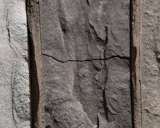 岩石、灰色、阳光、不同的颜色、线条、裂缝、年龄、历史