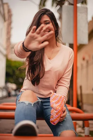 面带微笑的女人捂着脸