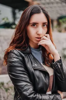 穿黑色皮夹克的女人 穿黑色皮夹克的女人
