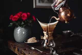 享受一杯精心调制的咖啡，和一只狗玩耍