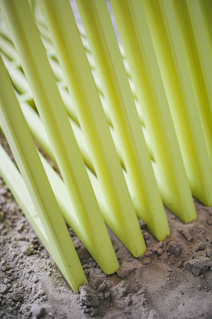 沙滩上五颜六色的木制建筑