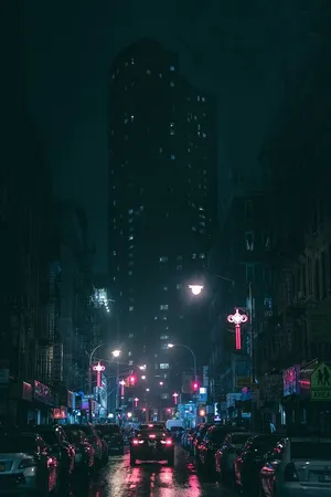 夜间的灰色建筑