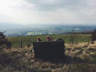 三、人、坐、绿、凳、山、高地、云